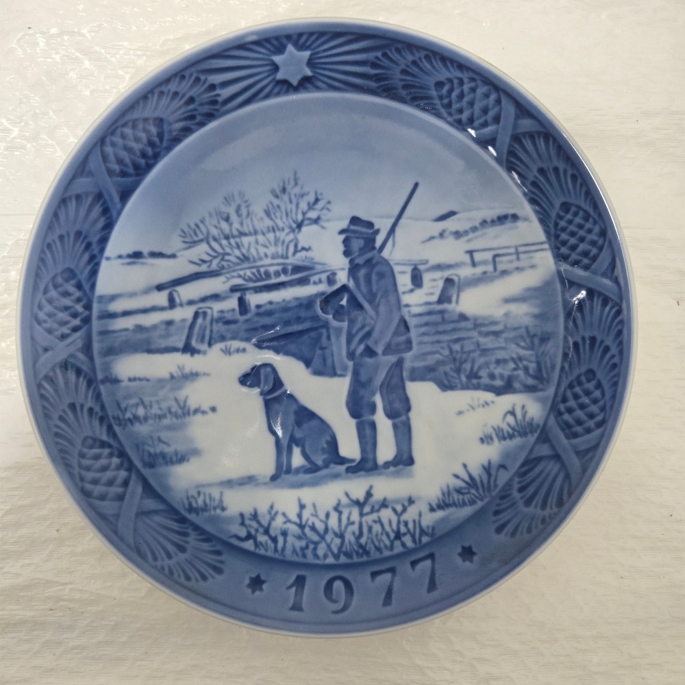Royal Copenhagen 1977 Christmas Plate Immervad Bridge Blue White Denmark Hunter